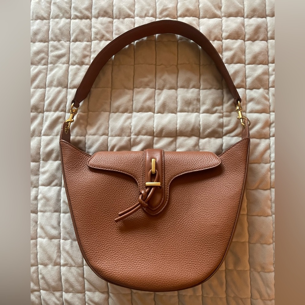 Elegant Brown Leather Shoulder Bag
Vince Camuto